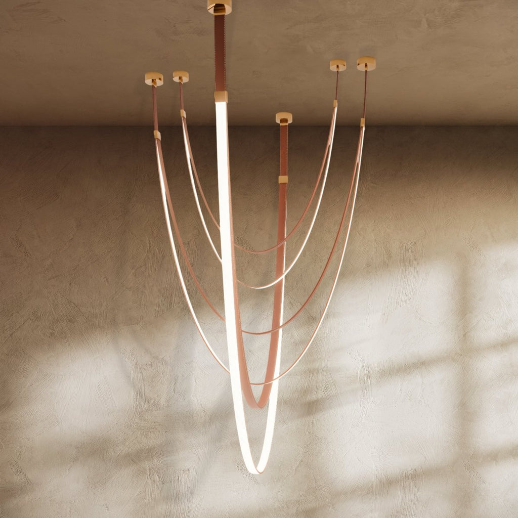 Lustr EmberWeave s koženým páskem, vrstvený teplých tónů, moderní design