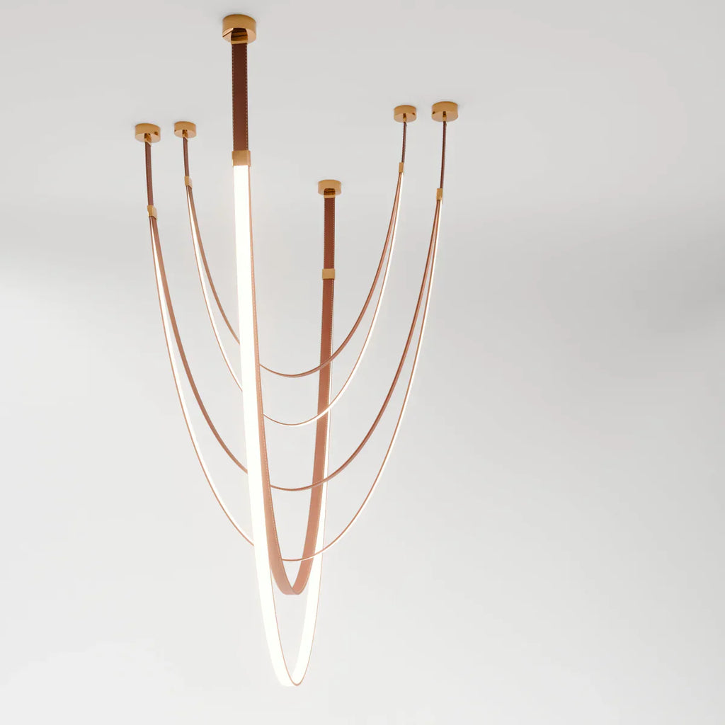 Lustr EmberWeave s koženým páskem, vrstvený teplých tónů, moderní design