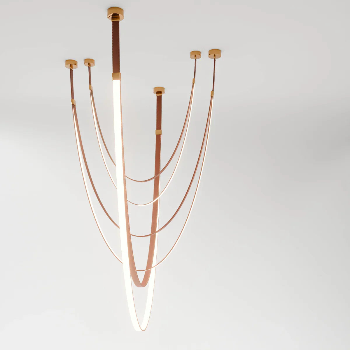 Lustr EmberWeave s koženým páskem, vrstvený teplých tónů, moderní design