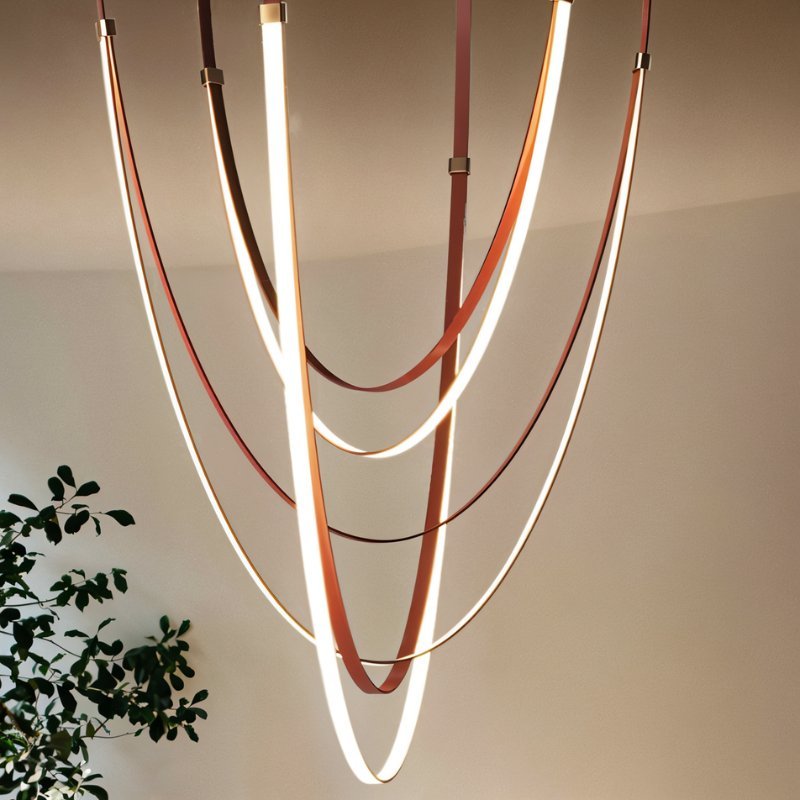 Lustr EmberWeave s koženým páskem, vrstvený teplých tónů, moderní design