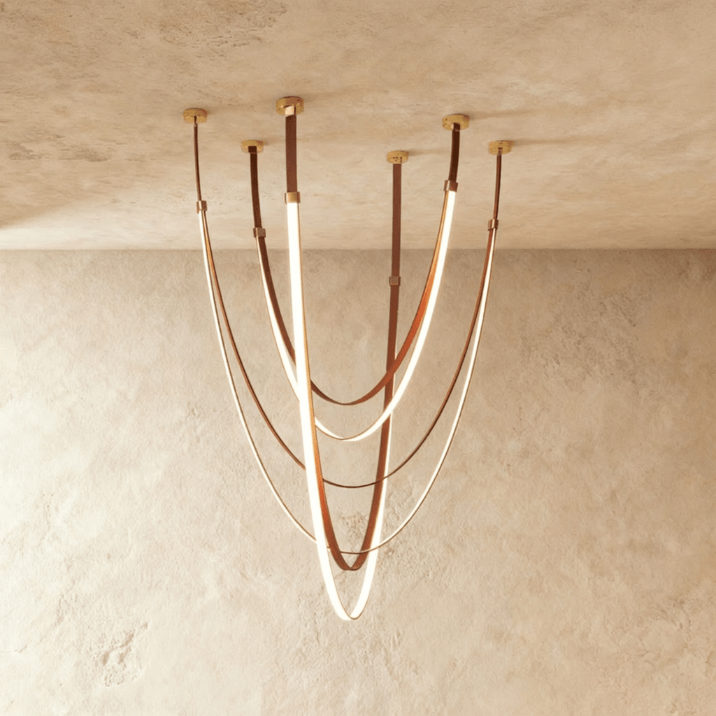 Lustr EmberWeave s koženým páskem, vrstvený teplých tónů, moderní design