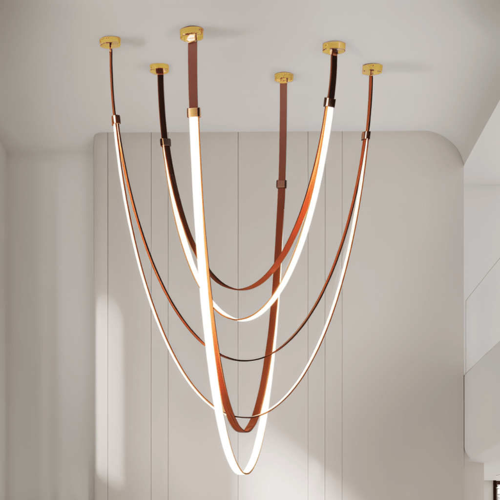 Lustr EmberWeave s koženým páskem, vrstvený teplých tónů, moderní design