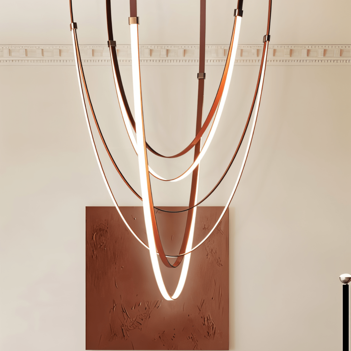 Lustr EmberWeave s koženým páskem, vrstvený teplých tónů, moderní design
