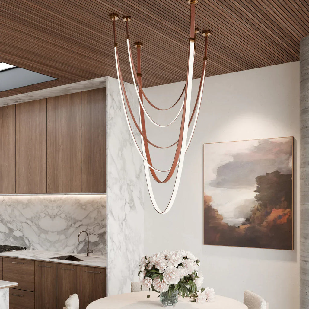 Lustr EmberWeave s koženým páskem, vrstvený teplých tónů, moderní design