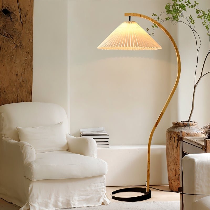 Stojací lampa Arcadia z bukového dřeva s křivkou S a plisovaným stínidlem ve stylu empire