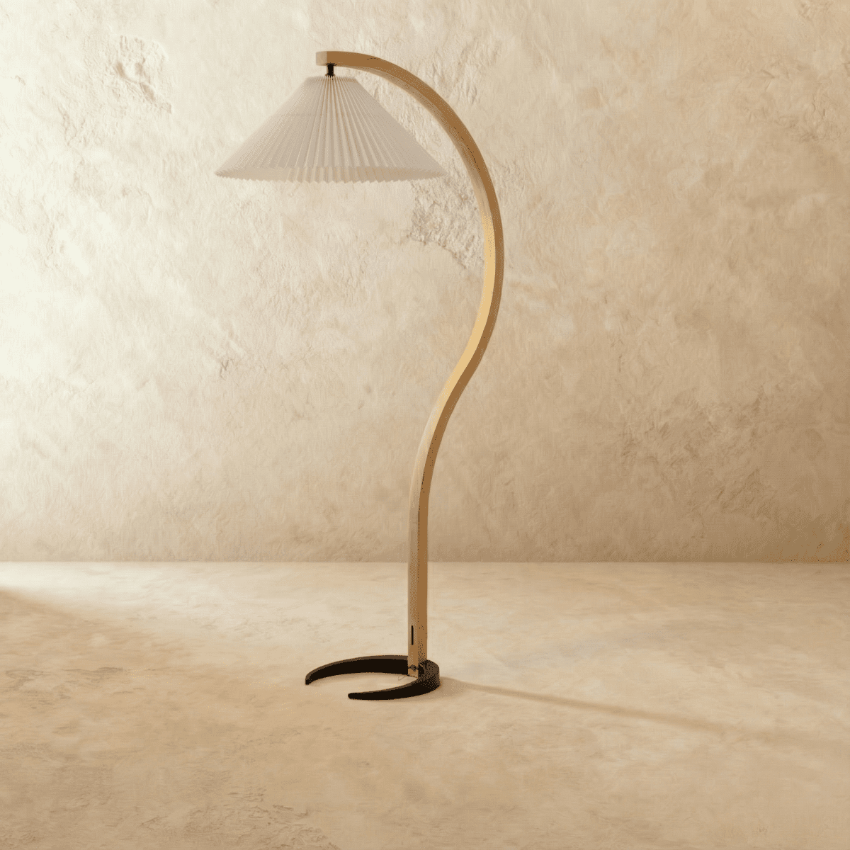 Stojací lampa Arcadia z bukového dřeva s křivkou S a plisovaným stínidlem ve stylu empire