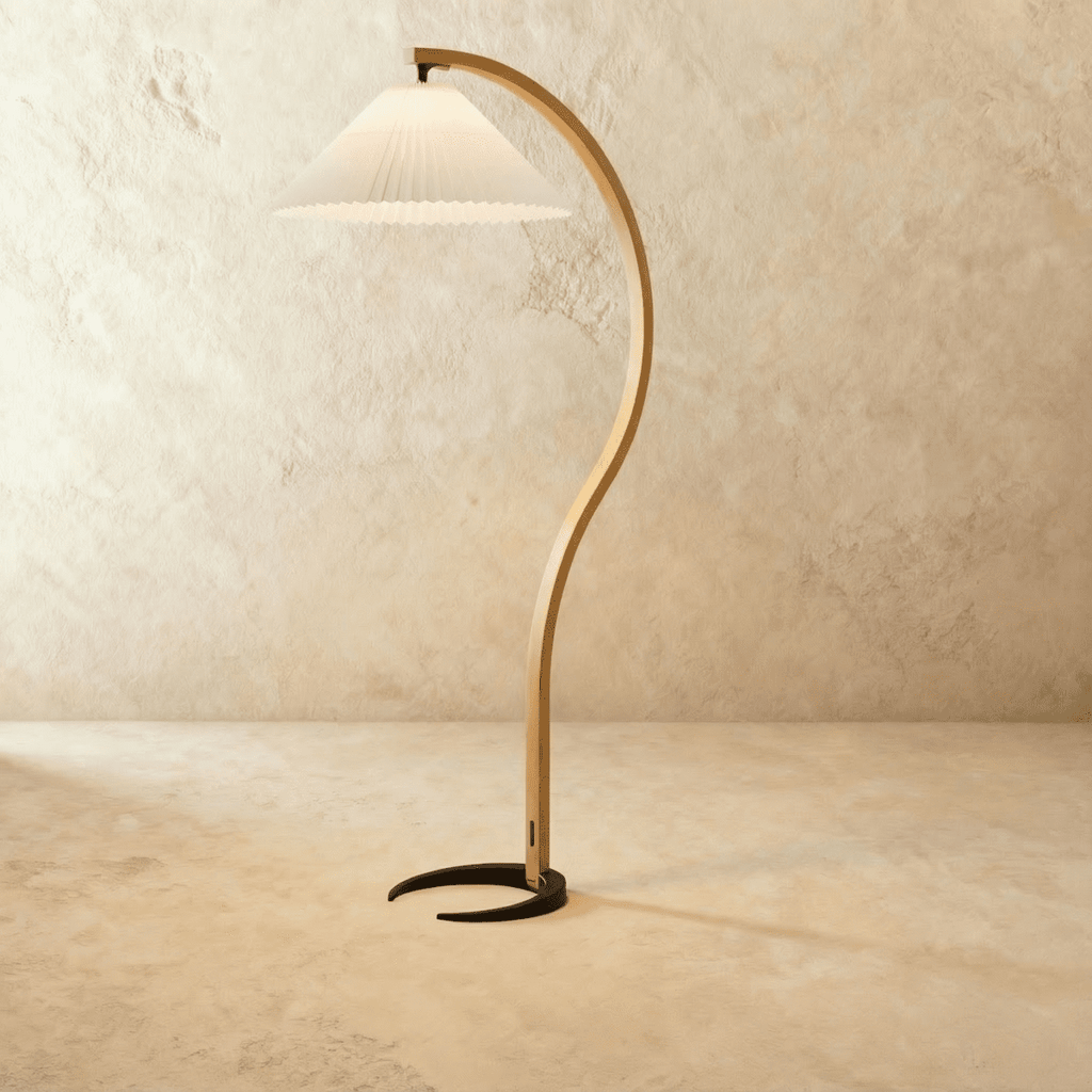 Stojací lampa Arcadia z bukového dřeva s křivkou S a plisovaným stínidlem ve stylu empire