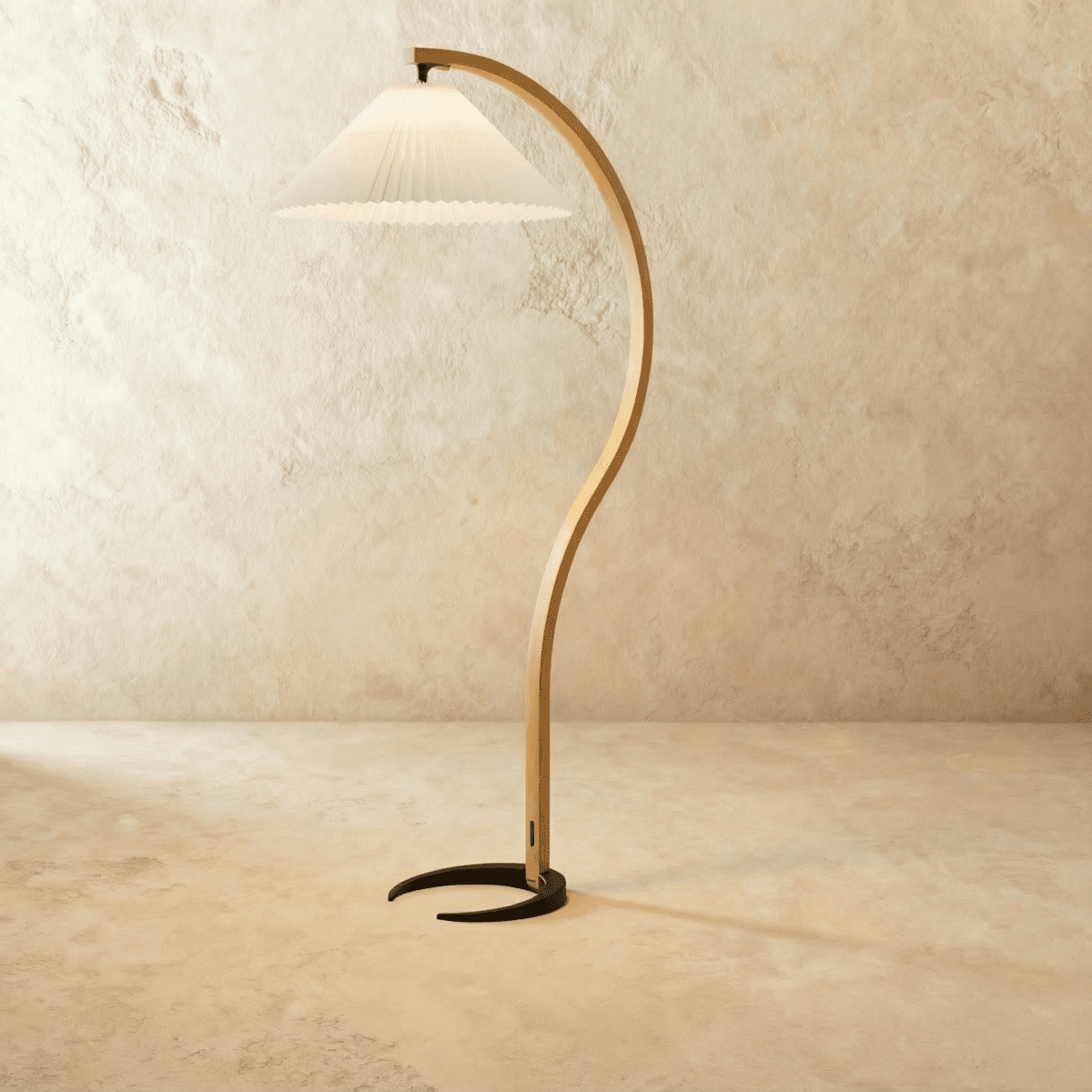 Stojací lampa Arcadia z bukového dřeva s křivkou S a plisovaným stínidlem ve stylu empire