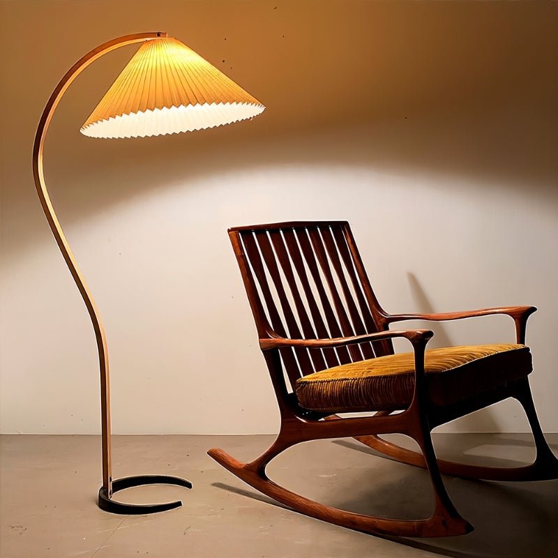 Stojací lampa Arcadia z bukového dřeva s křivkou S a plisovaným stínidlem ve stylu empire