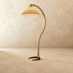 Lampada da Terra Arcadia in Faggio con Curva a S e Paralume Plissettato Empire