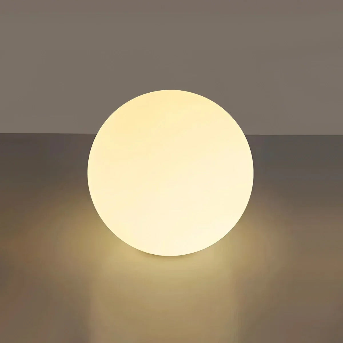 Lampa ogrodowa LunaGlow w kształcie sfery księżycowej zasilana energią słoneczną, tworząca atmosferę na zewnątrz