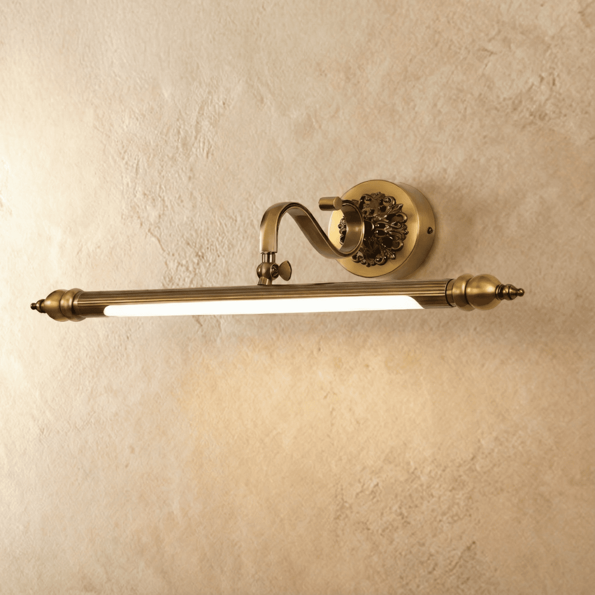 Luz de Parede Retro Copperlume com Base Ornamental e Detalhes Estriados