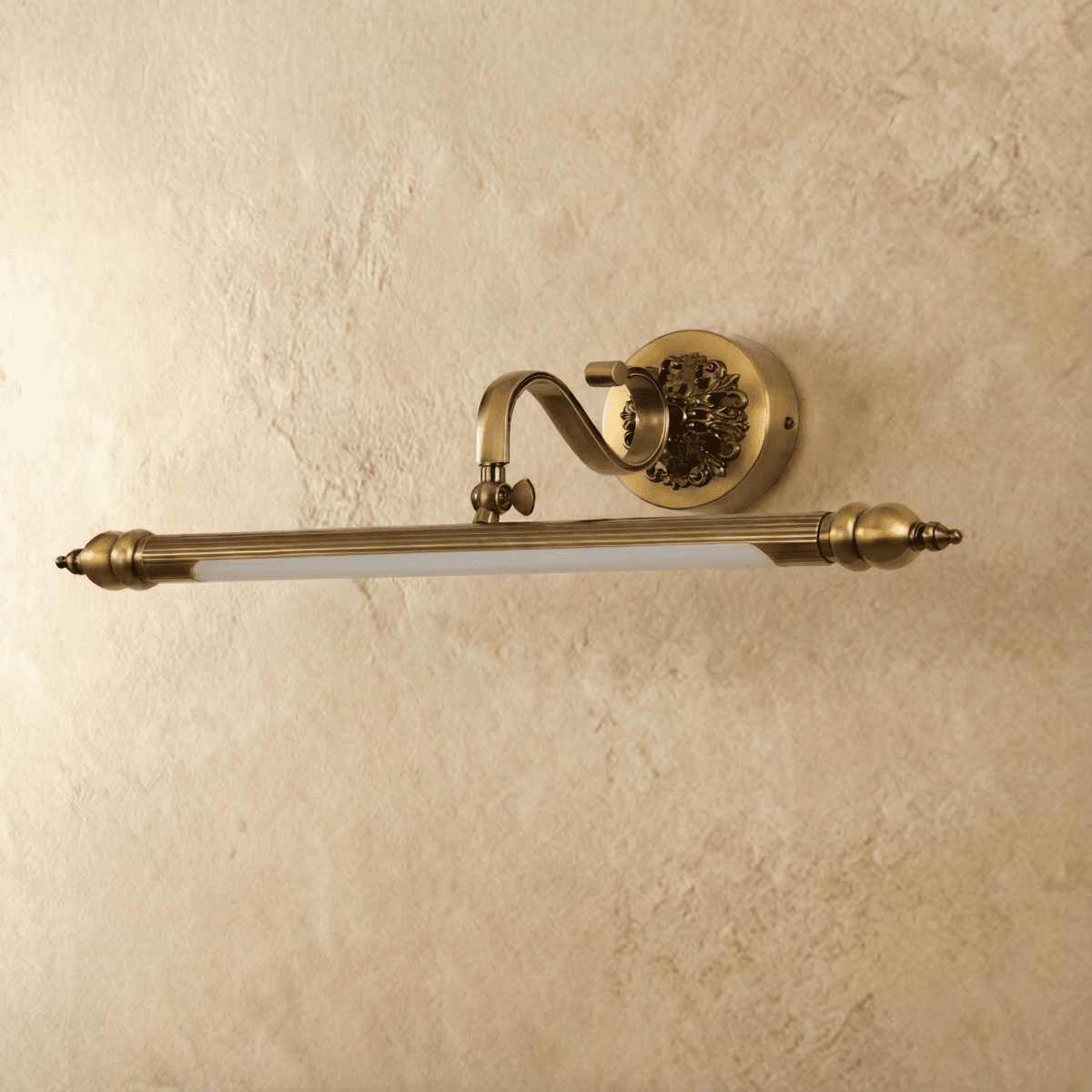 Luz de Parede Retro Copperlume com Base Ornamental e Detalhes Estriados