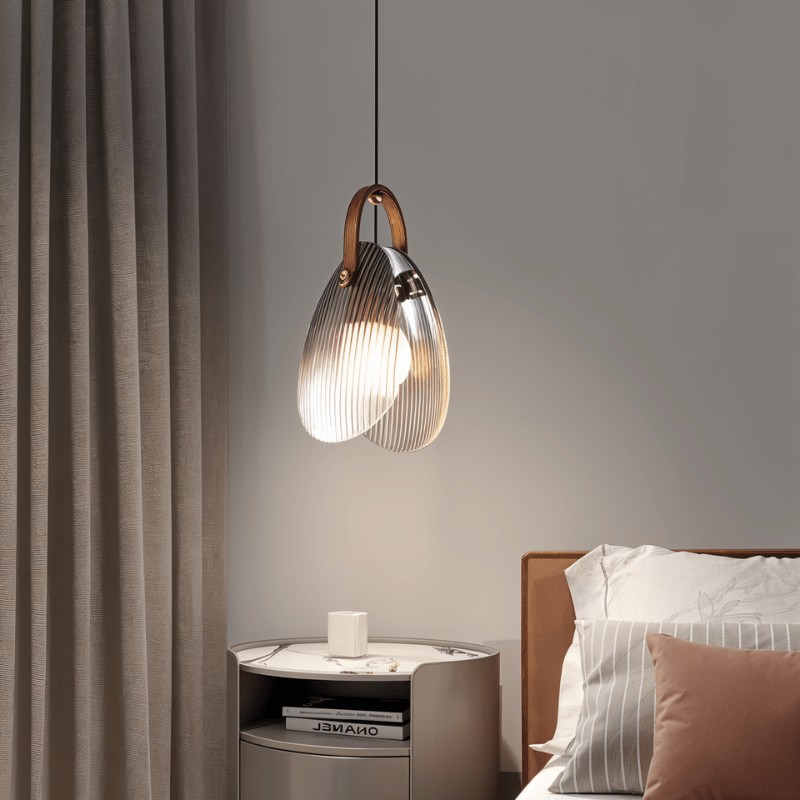 Moderne rillede glas dråbeformet pendel med skulpturel trio