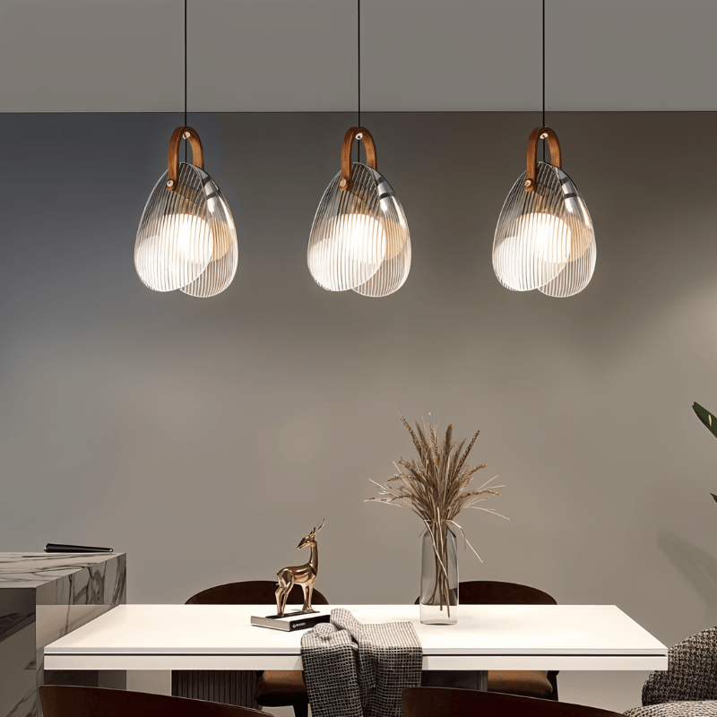 Moderne rillede glas dråbeformet pendel med skulpturel trio