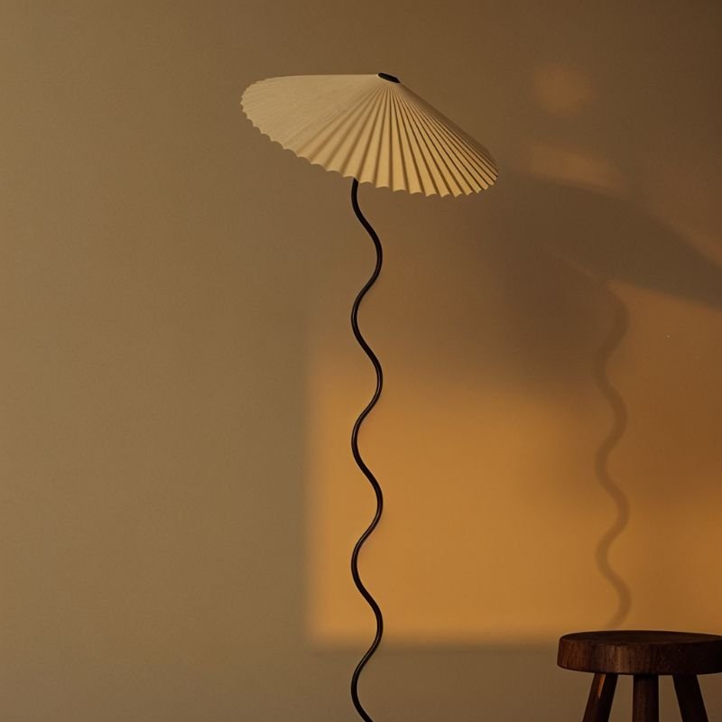 Lámpara de pie Serpentine con pantalla de lino estilo Art Deco vintage  