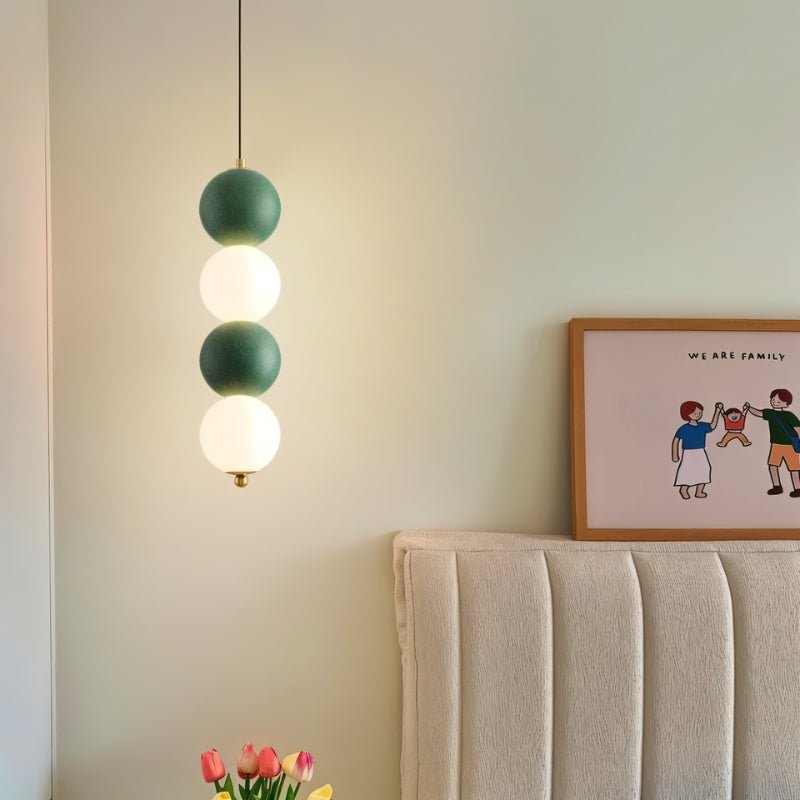 Geometryczna lampa wisząca Orbis Lux z matowymi szklanymi kulami