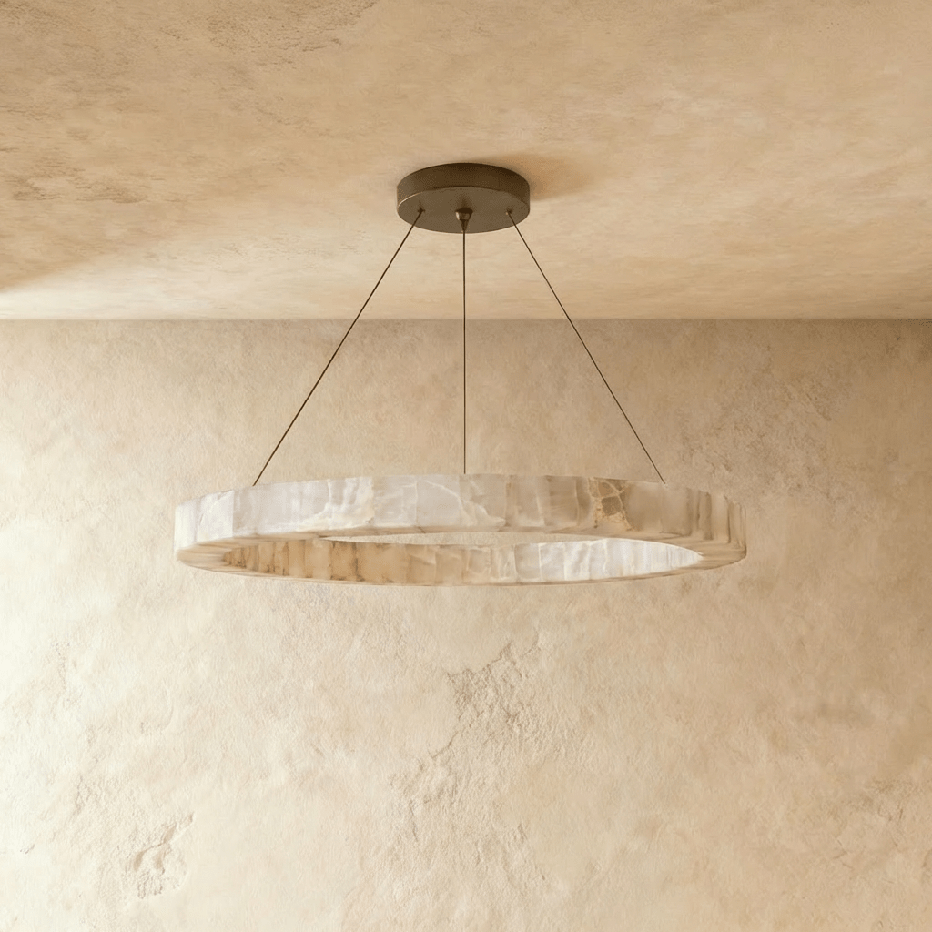 Lampadario LuminaCalcite Halo in alabastro con struttura a cavi d’acciaio