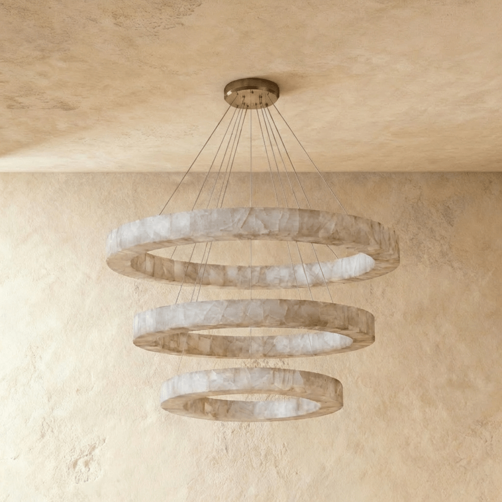 Lampadario LuminaCalcite Halo in alabastro con struttura a cavi d’acciaio