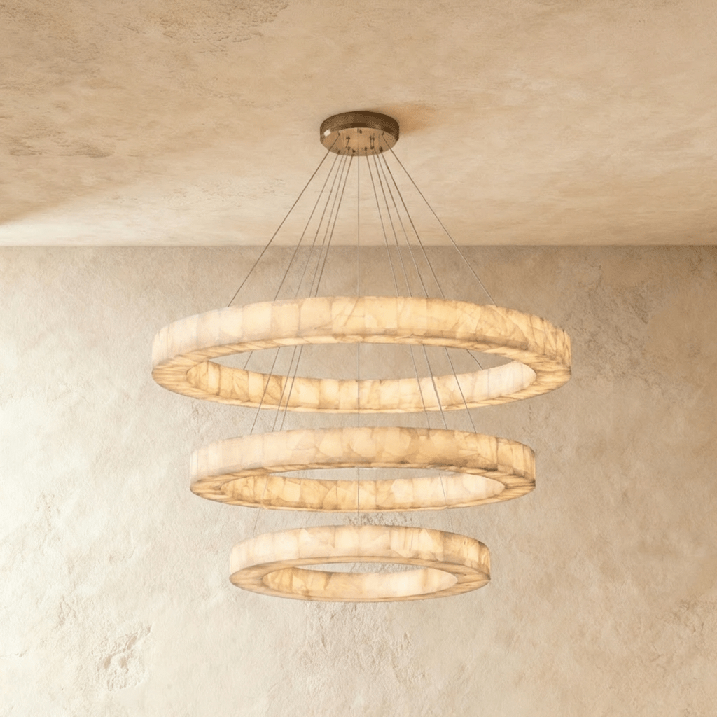 Lampadario LuminaCalcite Halo in alabastro con struttura a cavi d’acciaio