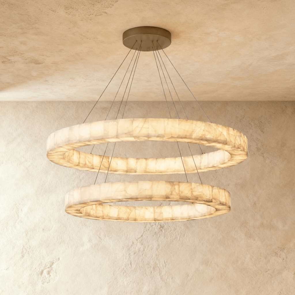 Lampadario LuminaCalcite Halo in alabastro con struttura a cavi d’acciaio