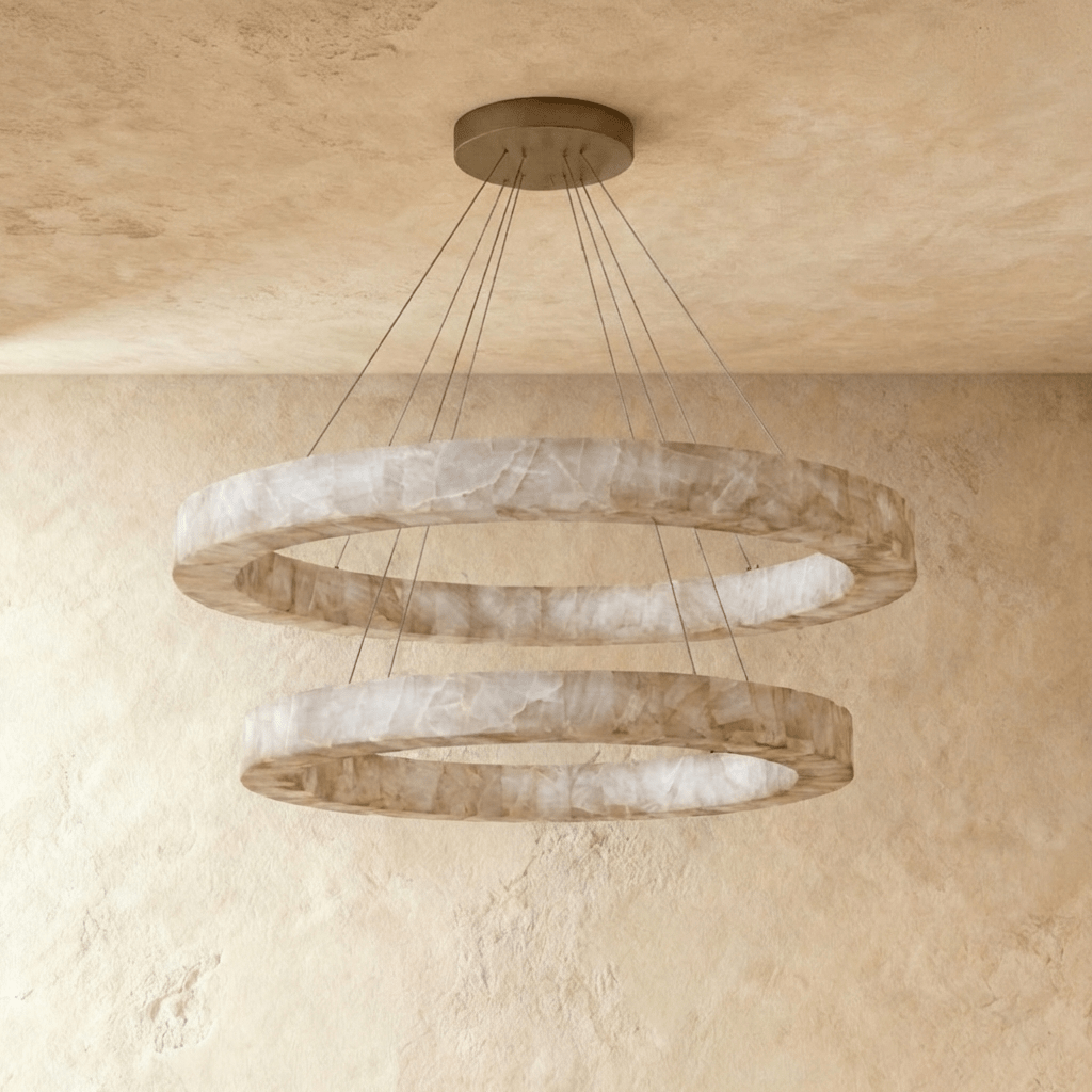 Lampadario LuminaCalcite Halo in alabastro con struttura a cavi d’acciaio