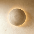 Ruční výroba nástěnného světla Solstice Earth Travertinová koule s teplým ambientním světlem  
