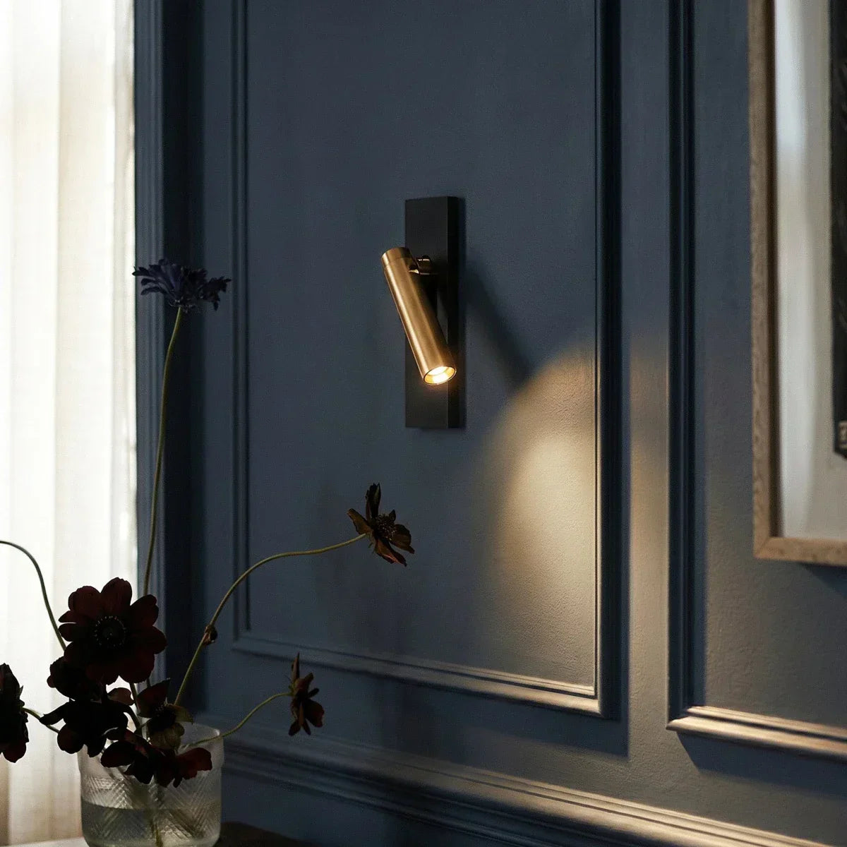 LumaBridge Väggmonterad sänglampa med justerbar cylinder