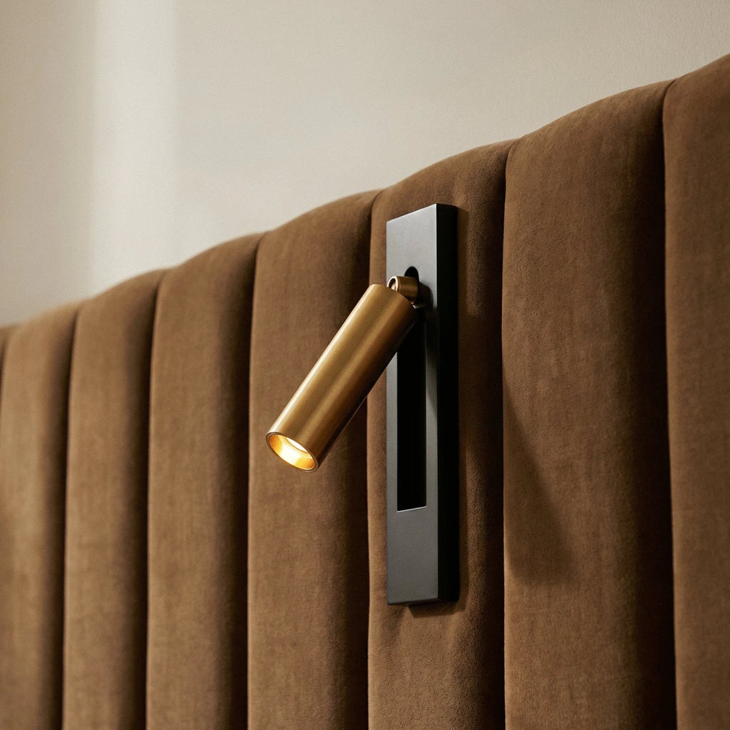 LumaBridge Väggmonterad sänglampa med justerbar cylinder