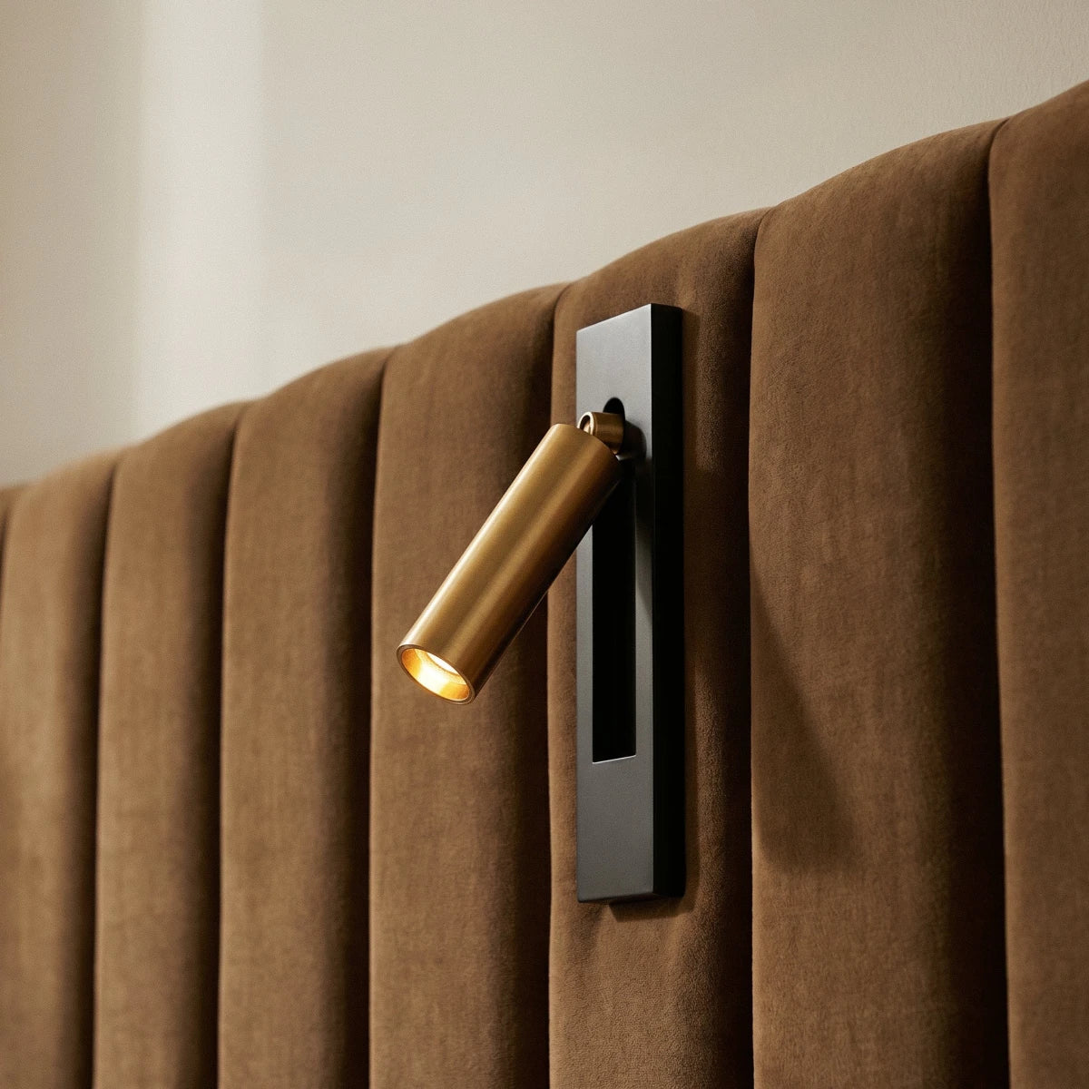 LumaBridge Väggmonterad sänglampa med justerbar cylinder